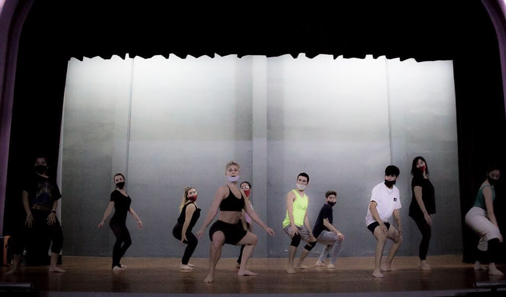 Clase de danza en teatro de Mendoza